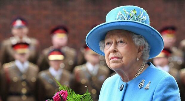 La Regina Elisabetta dovrà indossare la mascherina per la prima volta dall'inizio della pandemia: ecco perché