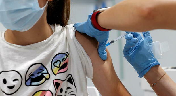 Vaccini, studi rassicurano per quelli under 12. Mele (Simpe): «Mascherine in classe? Le precauzioni non sono mai troppe»