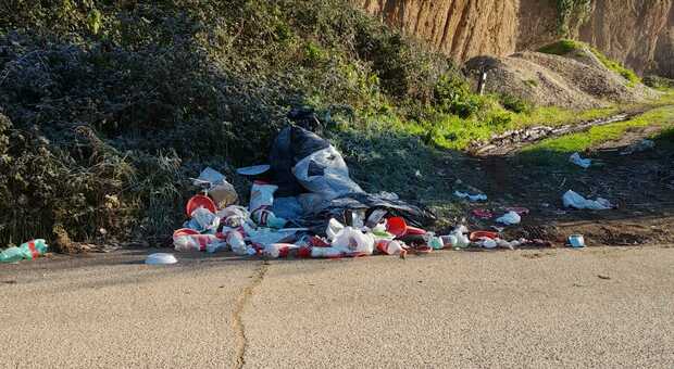 Civita Castellana, rifiuti abbandonati e niente pulizie extra: scontro tra opposizione e neo assessore