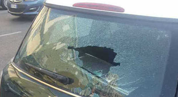 Via Padova, marocchino distrugge a mazzate 20 auto posteggiate in strada: arrestato