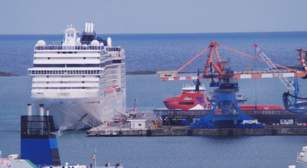 La nave Musica della Msc ormeggiata a Costa Morena a Brindisi
