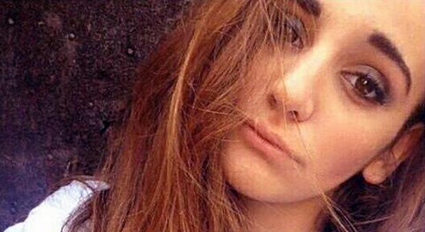 Adele, morta per ecstasy a 16 anni in un video l'indifferenza di tutti