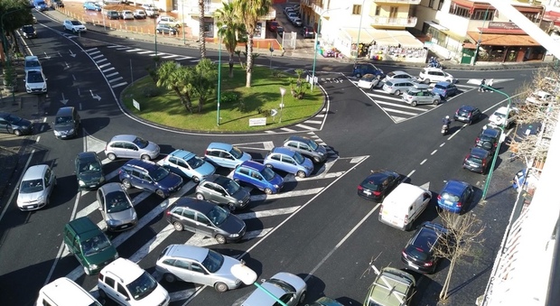 Parcheggi selvaggio a Sant'Antonio: la sosta incivile nella rotonda