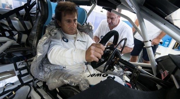 Alex Zanardi mentre prova il setup del volante sulla sua BMW