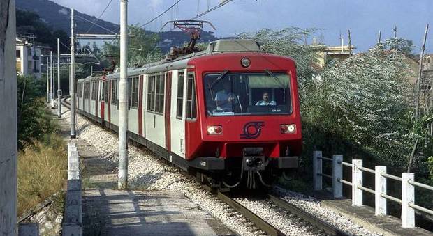 Stalker arrestato alla stazione di Sorrento: aspettava la ex di ritorno col treno