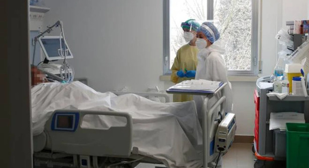 Ospedali in allerta per l'aumento dei contagi e dei ricoveri, a Bologna riaperti reparti Covid