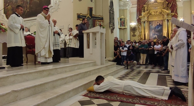 Don Marco Rulli ordinato prete a Pergola. Tante emozioni, la gioia del vescovo Andreozzi: «Questa è una festa per tutti»
