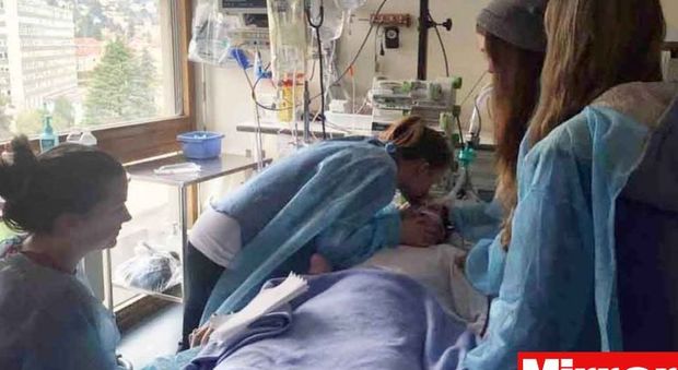 L'ultimo bacio della mamma prima di staccare la spina alla figlia 23enne, foto commuove il web