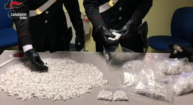 Roma, Carabinieri fermano pusher con due chili e mezzo di cocaina nascosta nello scooter rubato