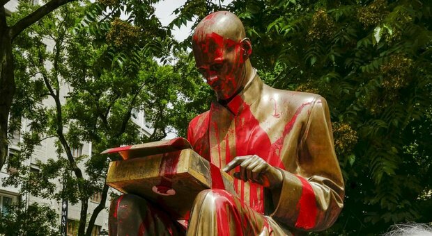 Milano, statua di Montanelli verniciata di rosso, perquisizioni a casa di uno studente milanese