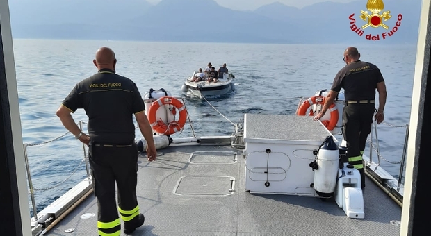 Motoscafo con 5 turisti tedeschi alla deriva, salvati con il mezzo al primo giorno di servizio