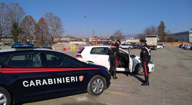 Castelfranco Veneto. Furti nelle case, i carabinieri bloccano i ladri della Golf bianca: uno riesce a fuggire