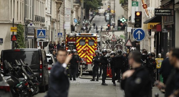 Parigi, uomo armato prende ostaggi in centro: arrestato