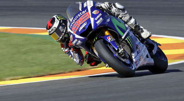 Jorge Lorenzo con la sua Yamaha sul circuito di Valencia