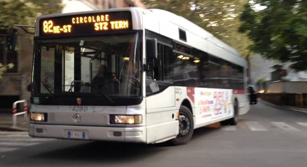 Roma, si stacca una borchia nell'autobus: passeggera ferita alla testa