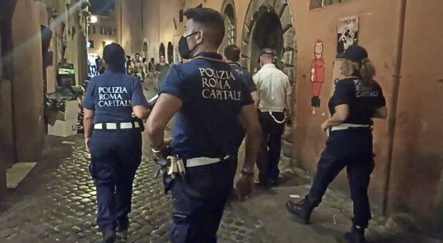 Roma, chiuso locale a luci rosse a Testaccio: violate norme Covid, all'interno 60 persone