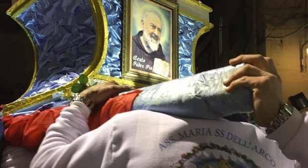 Napoli, i volti dei boss di camorra e criminali alle processioni religiose