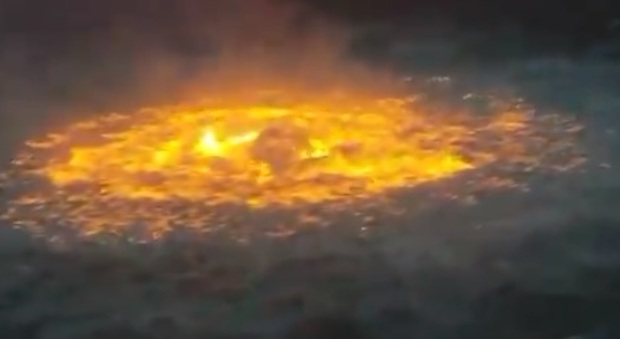 Messico, il video del gasdotto in fiamme in mezzo al mare