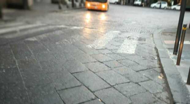 Strisce pedonali sbiadite tra via Crispi e piazza Amedeo