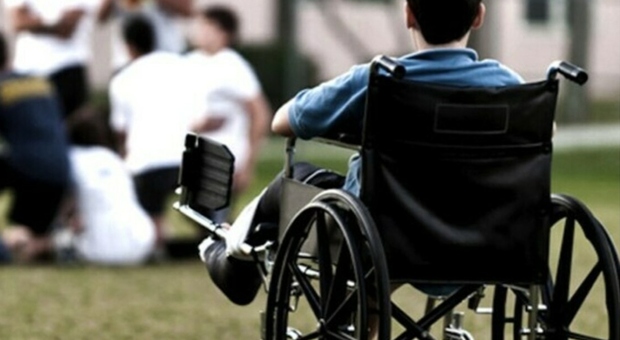 Costringono il figlio di 7 anni alla sedia a rotelle per ottenere l'assegno di invalidità: dopo 4 anni di inganni i medici scoprono la truffa