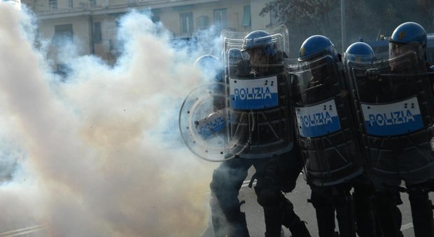 Genova, tensione per il corteo di ultradestra: fumogeni e bombe carta contro la polizia