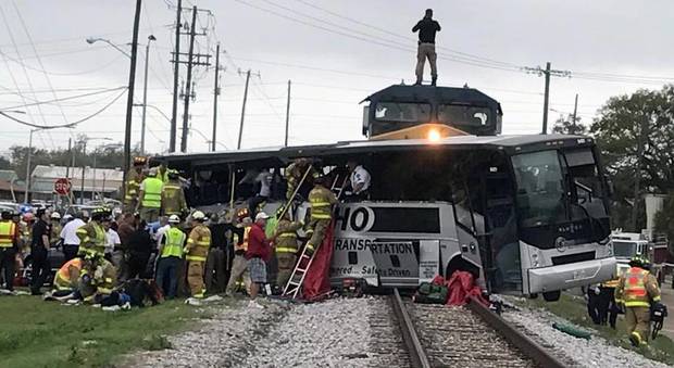 Treno contro un bus in Mississippi: ci sono morti e feriti