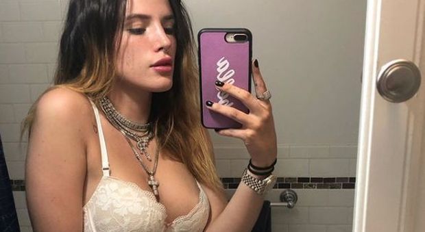 Bella Thorne ricattata da un hacker per le foto hot, lei le mostra sui social