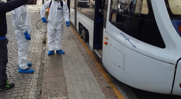 Coronavirus a Napoli: clochard colto da malore sul tram, autista e passeggeri in isolamento. Si attende esito del test