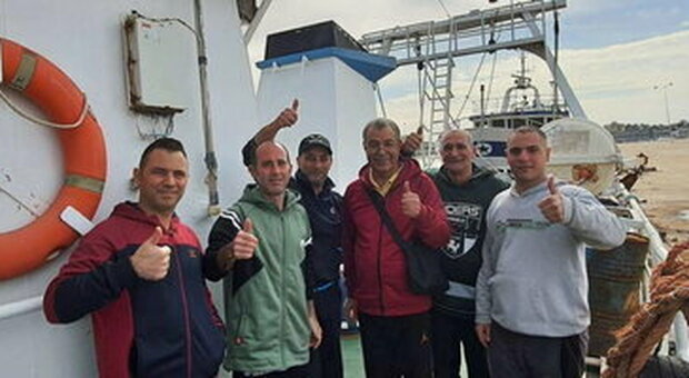 Pescatori in navigazione verso l'Italia dopo il sequestro in Libia: «Divisi e tenuti in gabbia al buio» Domenica l'arrivo a Mazara