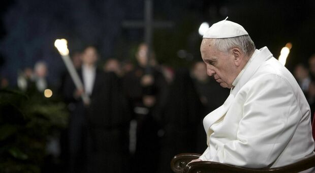 Papa Francesco rinuncia alla Via Crucis. «Troppo freddo, la seguirà in tv da Santa Marta»