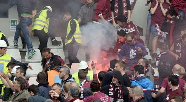 Torino-Juve, la polizia: "Bomba carta lanciata dai tifosi juventini"