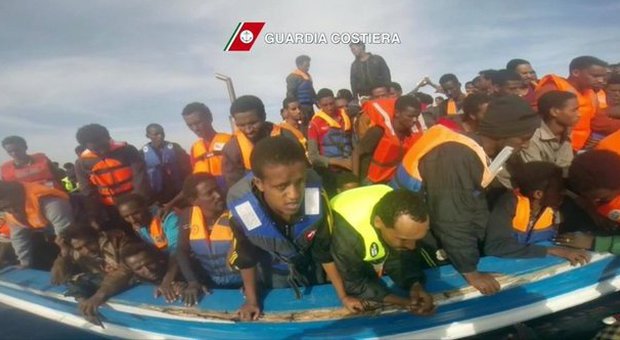 Sbarchi, 10 morti nel Canale di Sicilia. In salvo ieri 3.690 migranti, altri 3mila attesi sulle coste