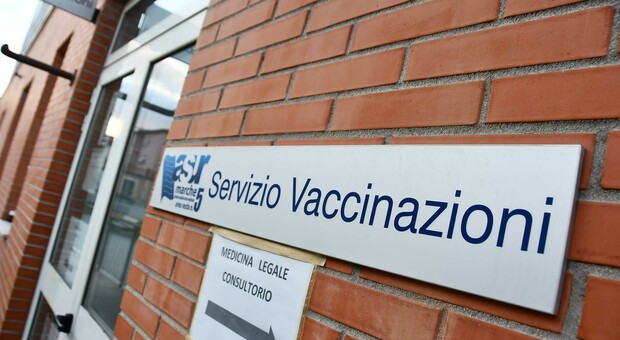 Un hub vaccinale durante la pandemia nelle Marche