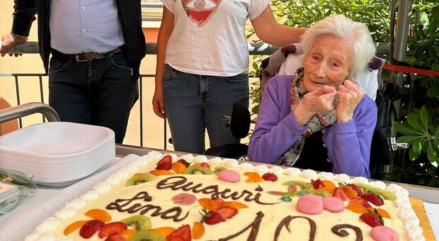 Corinaldo, Lina Alfonsi compie 102 anni: festeggia con la famiglia e il sindaco. Presto sarà bisnonna
