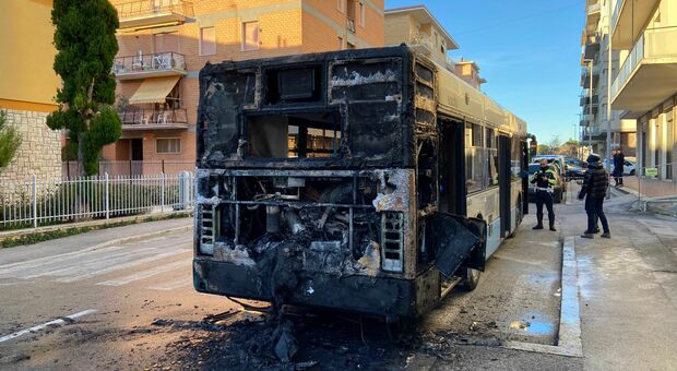 Autobus a fuoco, paura in via Spalato a Macerata: salvi l’autista e i tre studenti a bordo