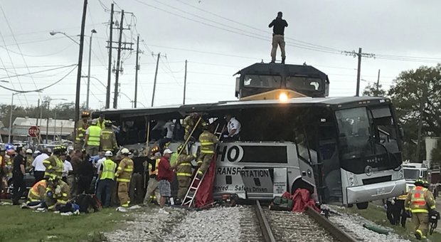 Mississippi, bus investito dal treno: tre morti, decine di feriti intrappolati tra le lamiere