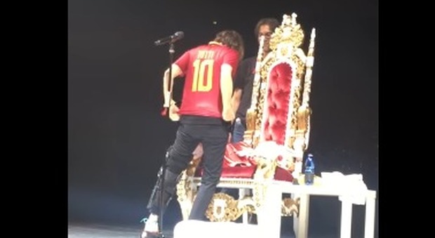 Roma-Barcellona, Gianna Nannini indossa la maglietta di Totti durante il concerto e canta "Notti magiche"