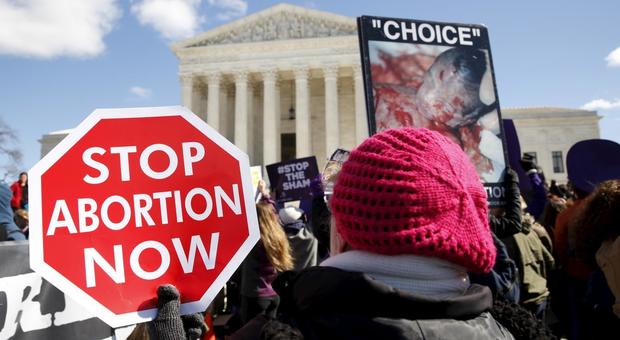 Aborto, follia Texas: «Pena di morte per mamme e medici»