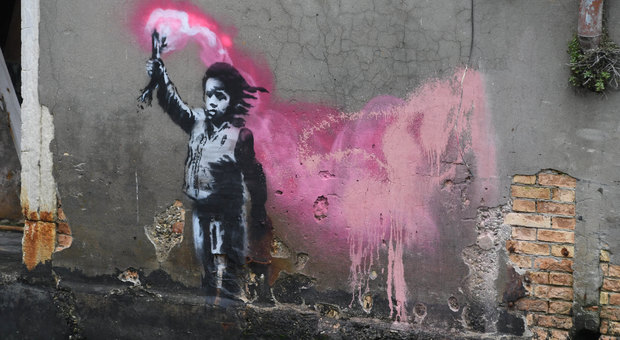 immagine Un'opera di Banksy a Venezia? Il misterioso murales all'apertura della Biennale