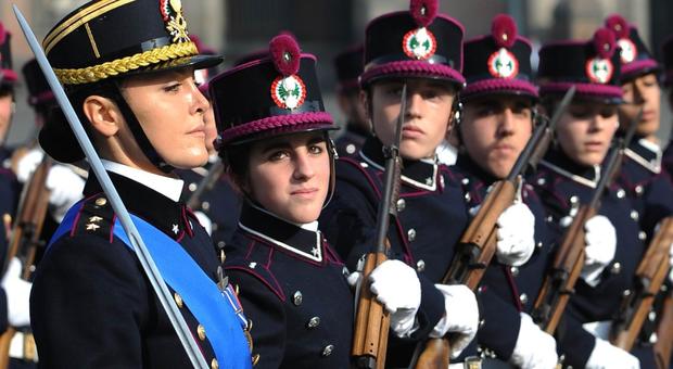 Mattarella: «Da 19 anni anche le donne nelle Forze Armate, bilancio positivo seppur in ritardo»