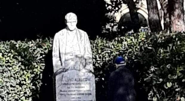 Offesa un'altra volta in piazza Cavour la statua di Albertini: ecco chi l'ha trattata come un vespasiano