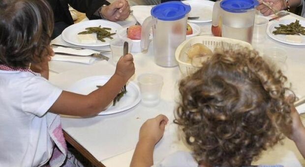 «A mensa porzioni da fame per i bambini»: la rivolta delle mamme in una scuola di Roma