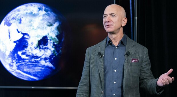 Jeff Bezos lascia la guida di Amazon: il video che spiega tutta la storia