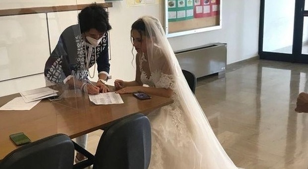 Insegnante in abito da sposa firma l'assunzione il giorno delle nozze: la foto di Carmela è virale