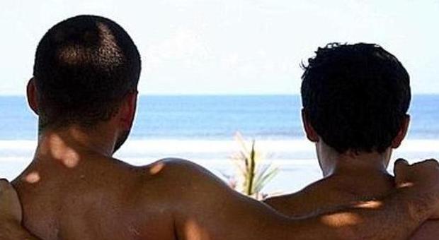 Bacio gay in spiaggia, il bagnino alla coppia: «Ora basta»