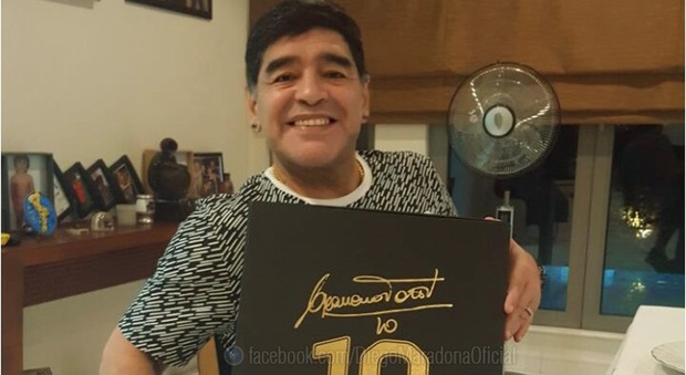 Roma, Maradona riceve in regalo la maglia di Totti: «Francesco, sei un grande!»