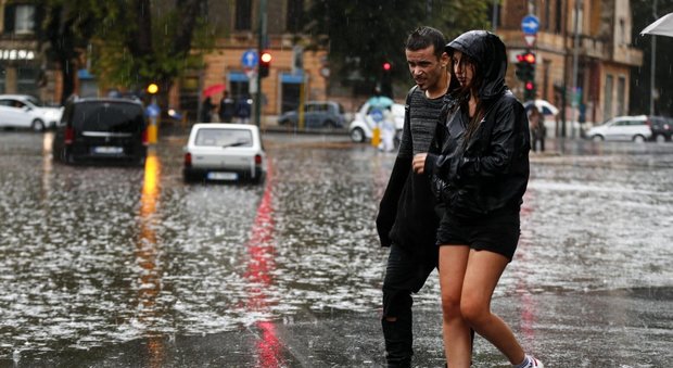 Roma nel caos per pioggia, Raggi: colpa del cambiamento climatico, ma la città ha retto