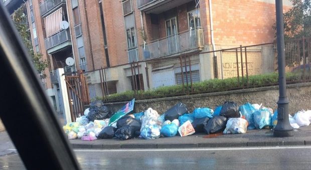 Piromani danno fuoco ai rifiuti: è allarme ambientale a Nocera