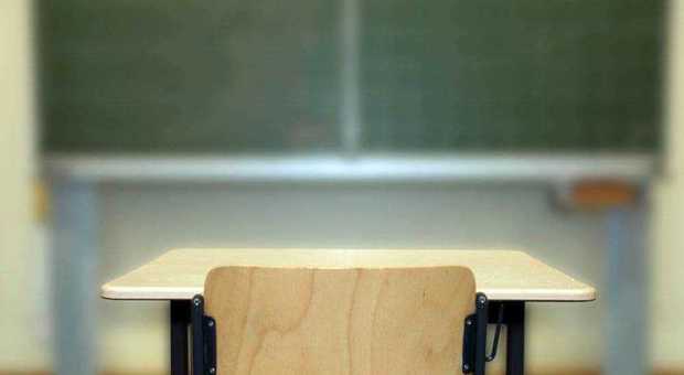 Lancia i banchi contro gli alunni, maestro in manette: «Ero esasperato»