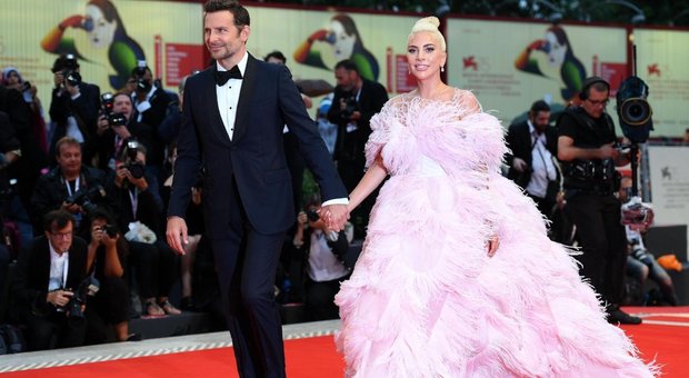 Bradley Cooper e Lady Gaga sul red carpet del palazzo del Cinema del Lido